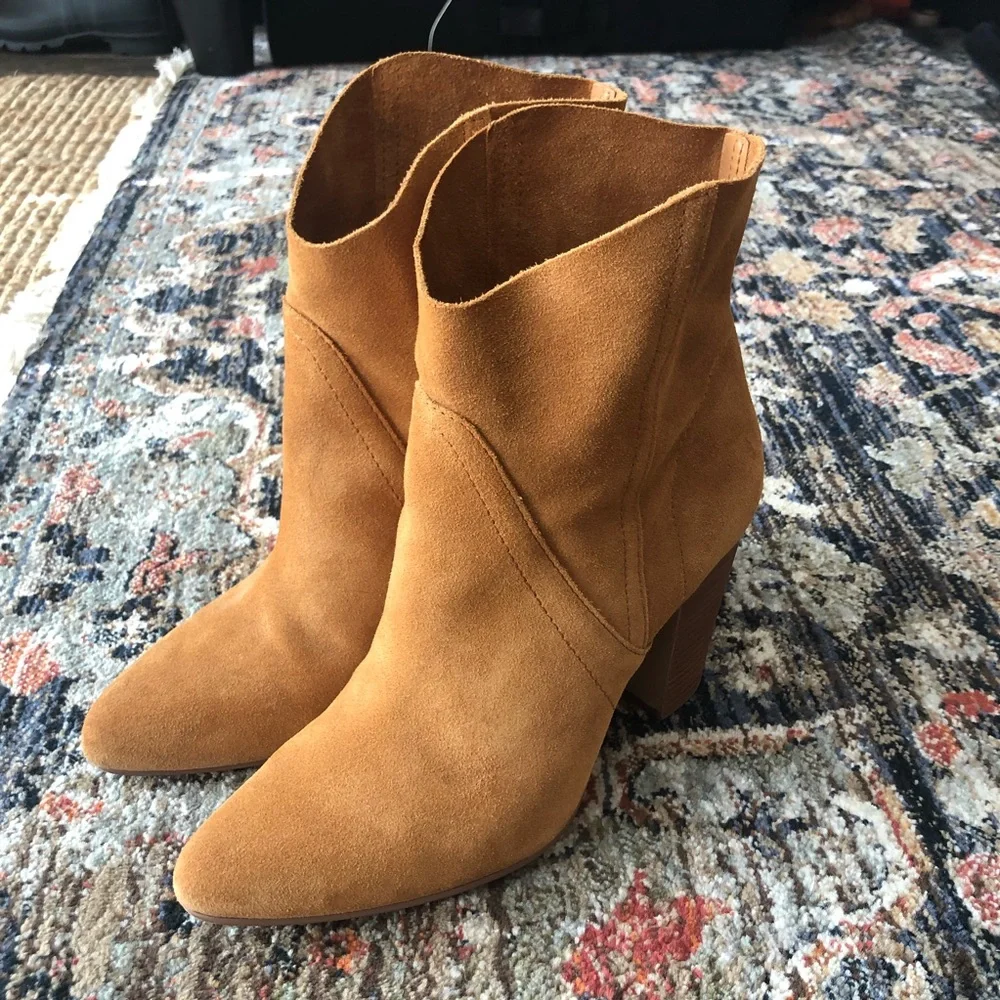 Vince Camuto suede ankle boots camel color - Picture 1 of 4